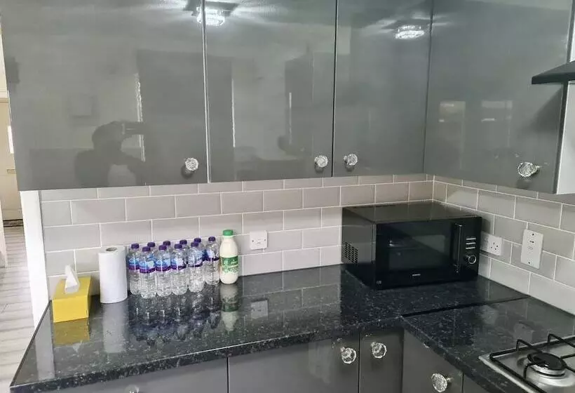 Residenssi Beautiful 2 Bed House In London