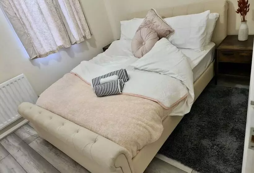 Residenssi Beautiful 2 Bed House In London