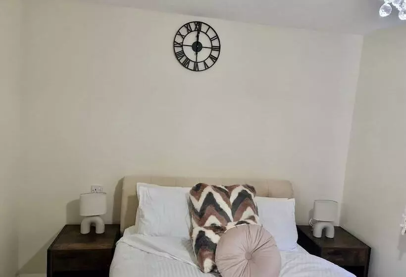 Residenssi Beautiful 2 Bed House In London