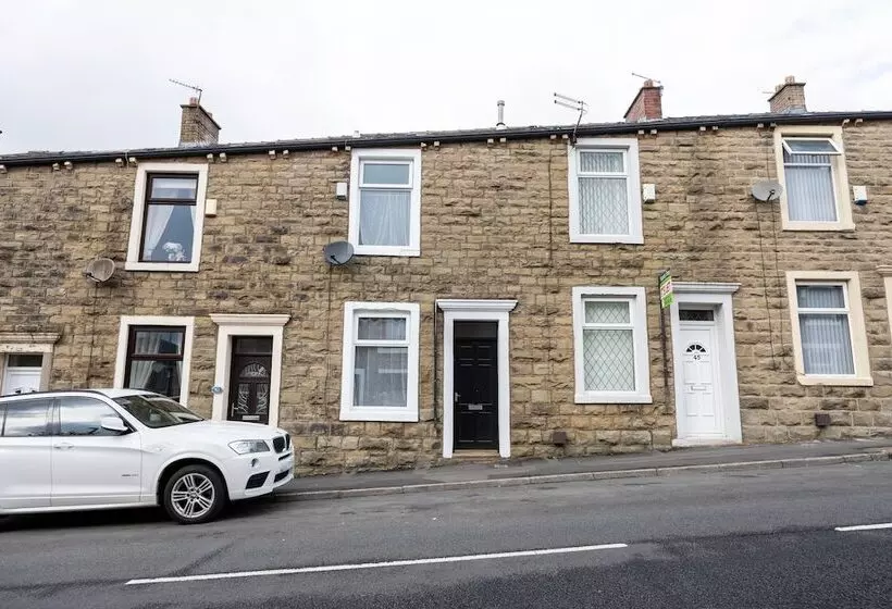 Residenssi Immaculate 3 Bed House In Accrington