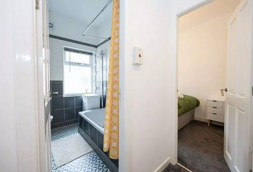 Residenssi Immaculate 3 Bed House In Accrington