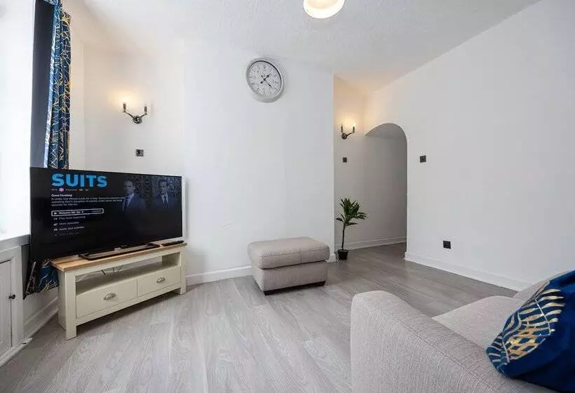 Residenssi Immaculate 3 Bed House In Accrington