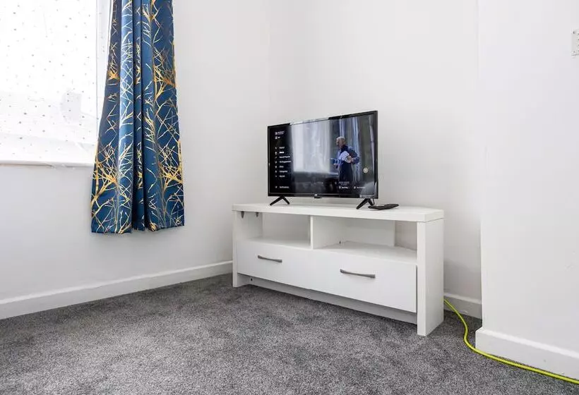 Residenssi Immaculate 3 Bed House In Accrington