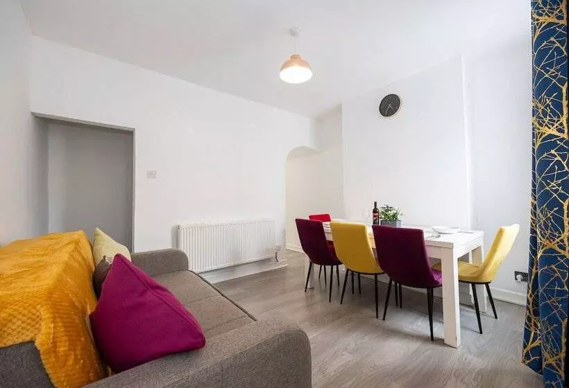 Residenssi Immaculate 3 Bed House In Accrington