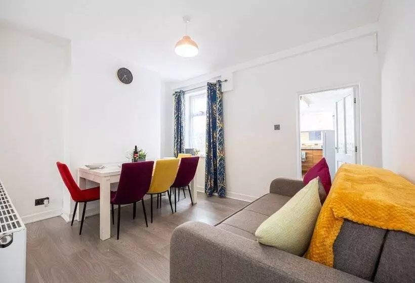 Residenssi Immaculate 3 Bed House In Accrington