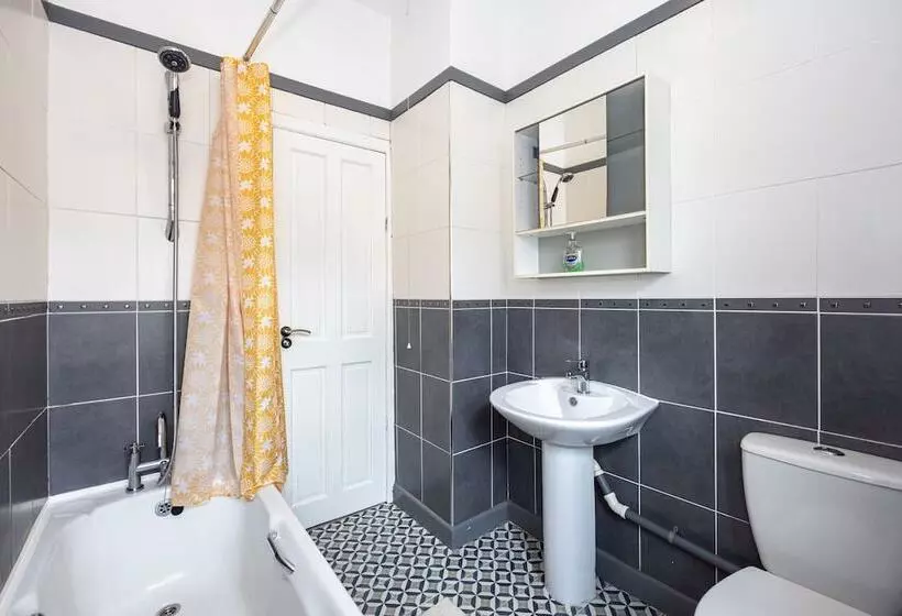 Residenssi Immaculate 3 Bed House In Accrington