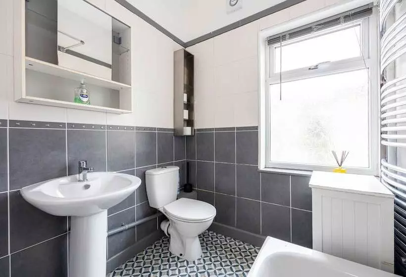 Residenssi Immaculate 3 Bed House In Accrington