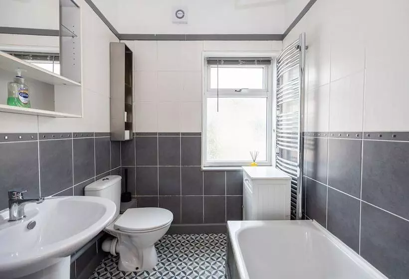 Residenssi Immaculate 3 Bed House In Accrington