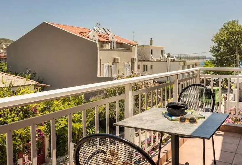 Rosilion Studios & Apartments