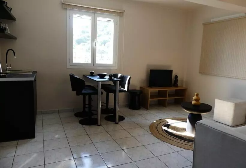 Rosilion Studios & Apartments