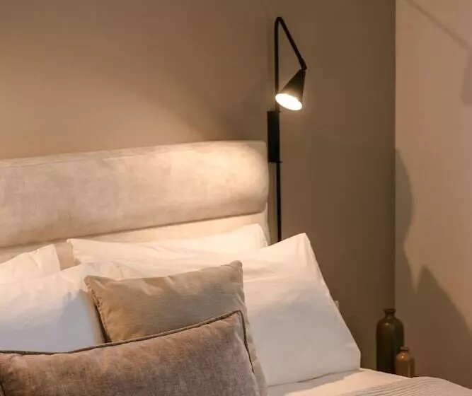 Rosilion Studios & Apartments