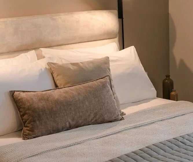 Rosilion Studios & Apartments