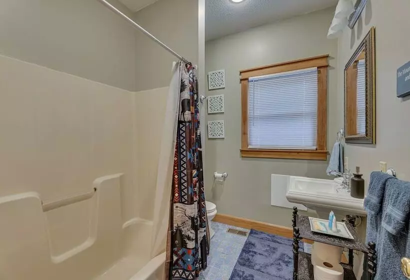 Cabin W/ Hot Tub And Wifi: 4 Mi To Snowshoe Resort