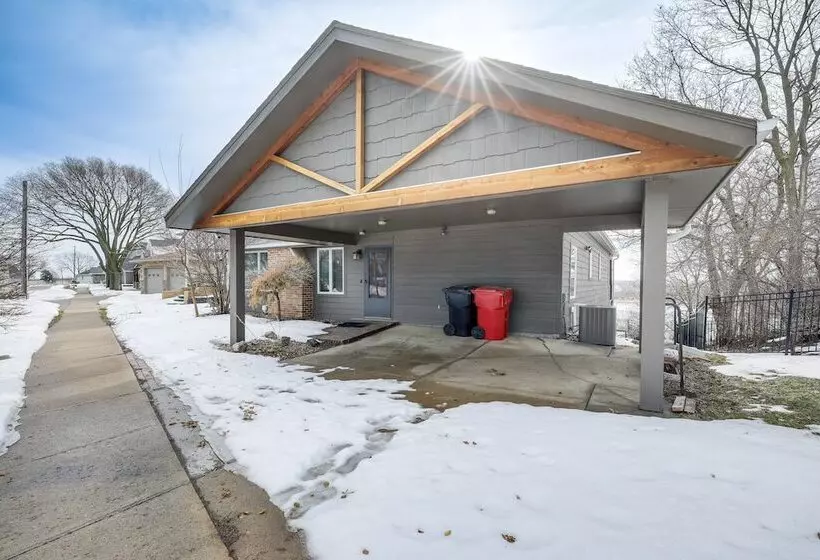 Yankton Vacation Home W/ Hot Tub & River Views