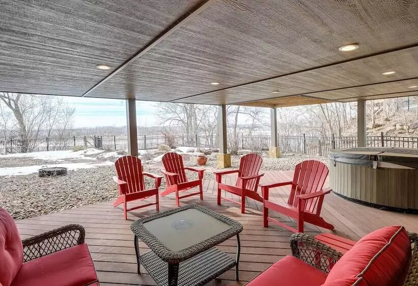 Yankton Vacation Home W/ Hot Tub & River Views