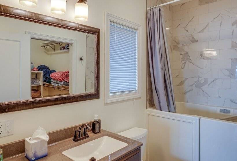 Yankton Vacation Home W/ Hot Tub & River Views