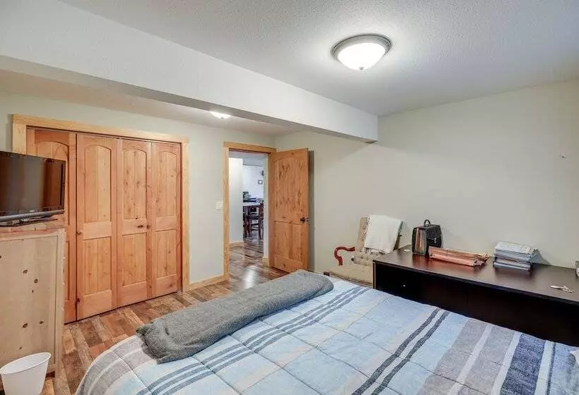 Yankton Vacation Home W/ Hot Tub & River Views