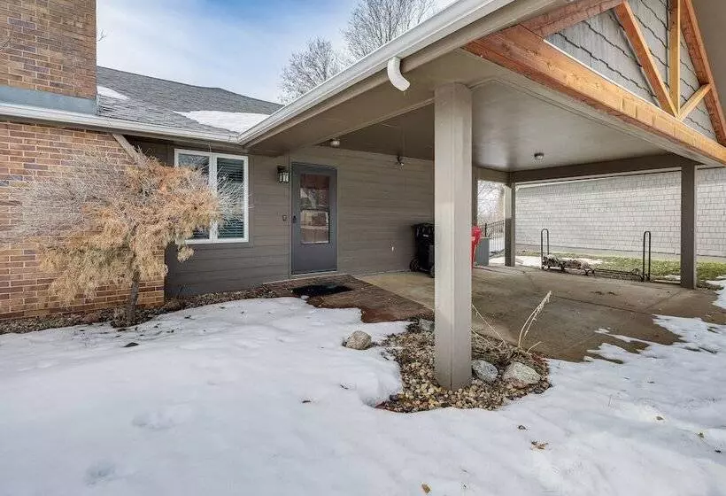 Yankton Vacation Home W/ Hot Tub & River Views