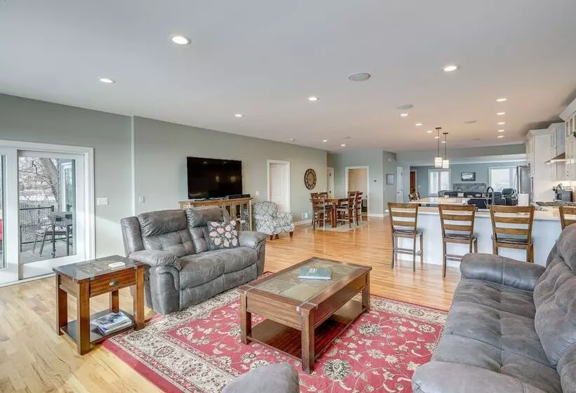 Yankton Vacation Home W/ Hot Tub & River Views