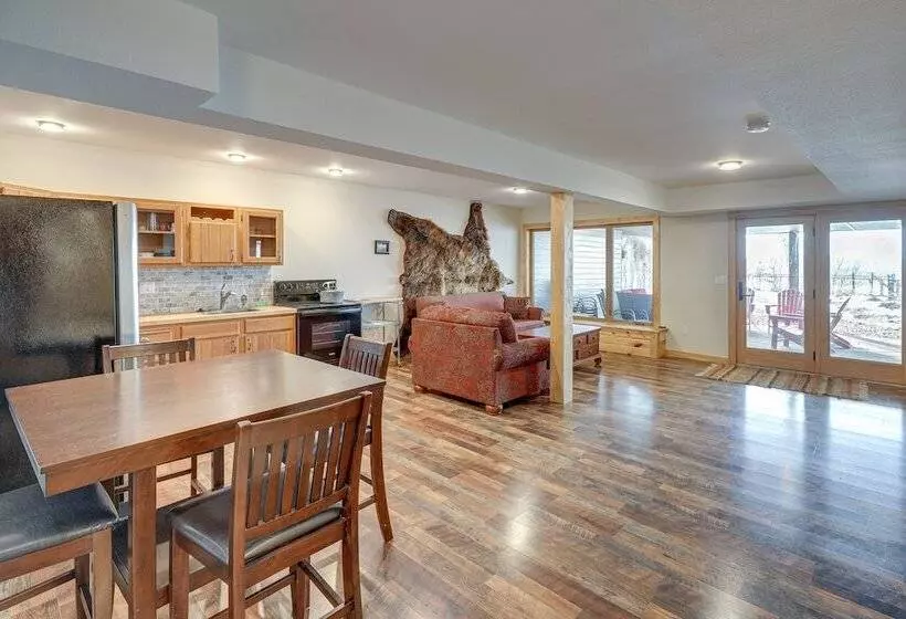 Yankton Vacation Home W/ Hot Tub & River Views