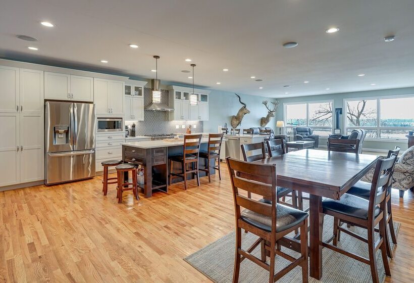 Yankton Vacation Home W/ Hot Tub & River Views