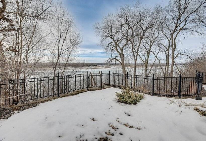 Yankton Vacation Home W/ Hot Tub & River Views