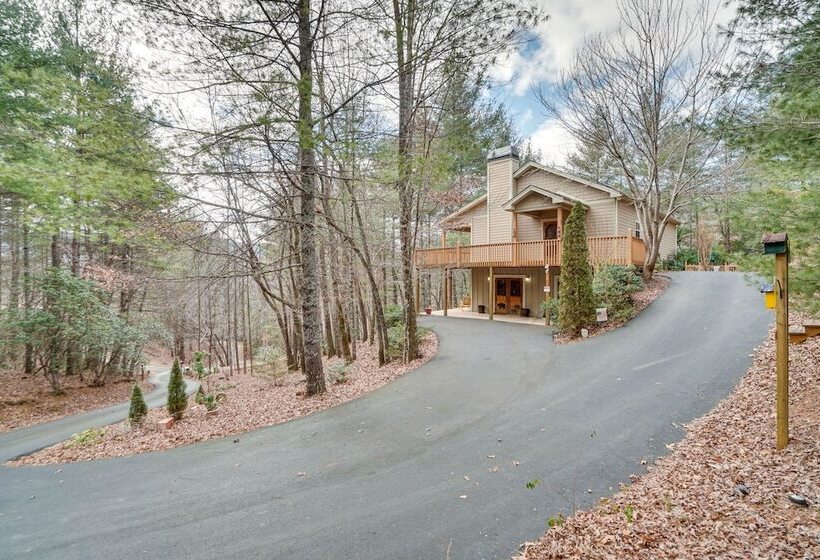 Hidden Hiawassee Retreat W/ Hot Tub & Game Room!