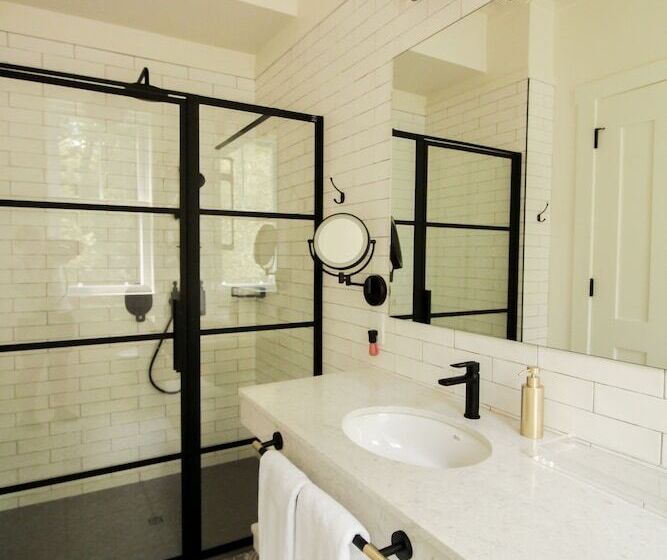 Хостел Auberge Et Restaurant Mcgowan