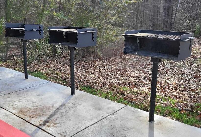 فندق The Lakehouse Inn At Sledd Creek