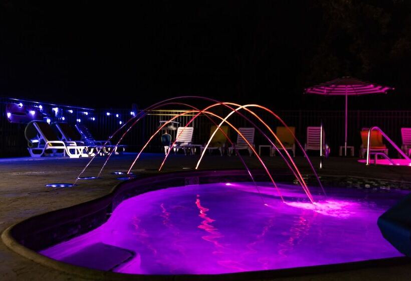 فندق The Lakehouse Inn At Sledd Creek