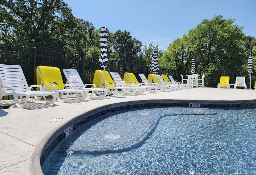 فندق The Lakehouse Inn At Sledd Creek