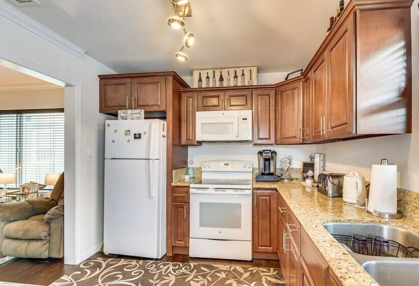 Lovely Los Angeles Getaway: Patio, Near Beaches!