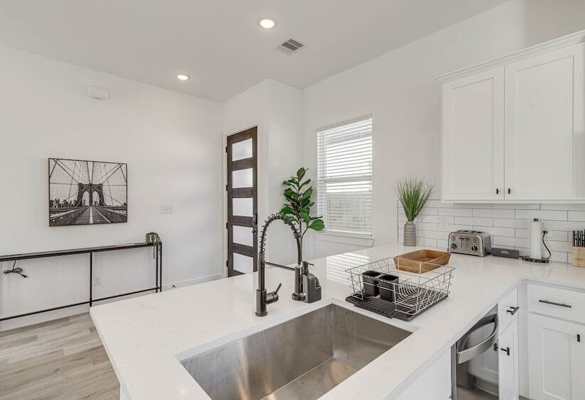 Modern Houston Vacation Rental, 8 Mi To Downtown!