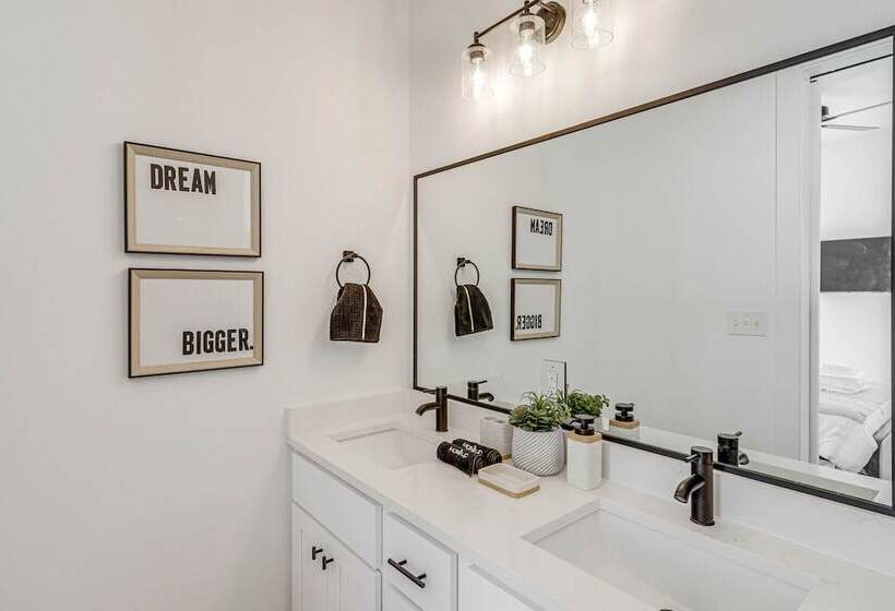 Modern Houston Vacation Rental, 8 Mi To Downtown!