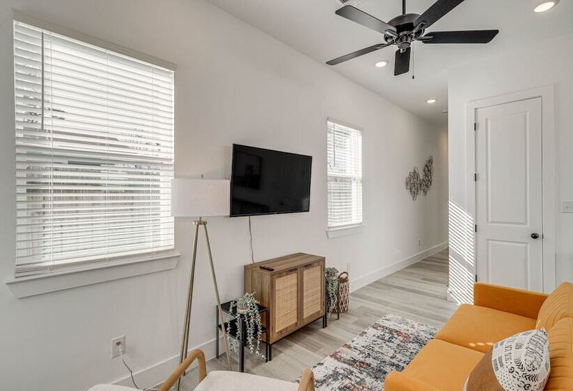 Modern Houston Vacation Rental, 8 Mi To Downtown!