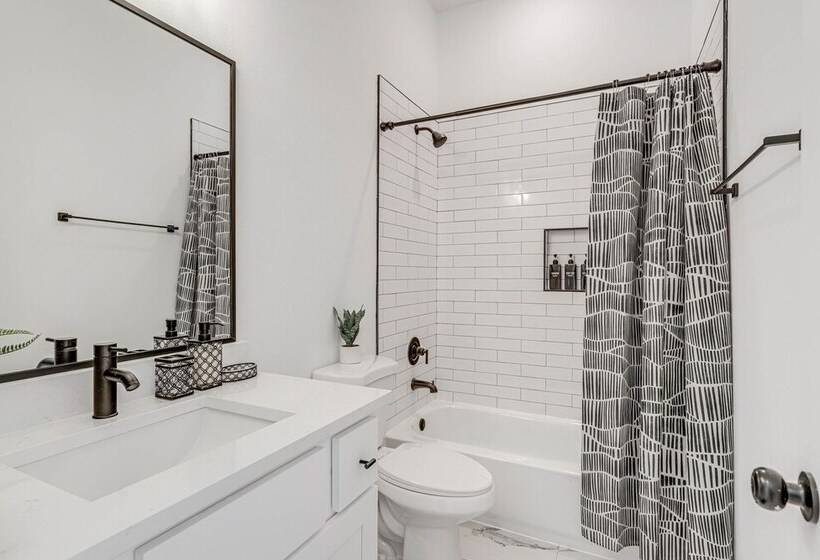 Modern Houston Vacation Rental, 8 Mi To Downtown!