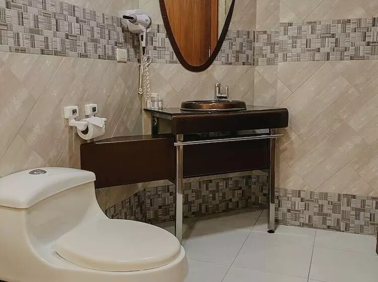 Britney Hotel Machala