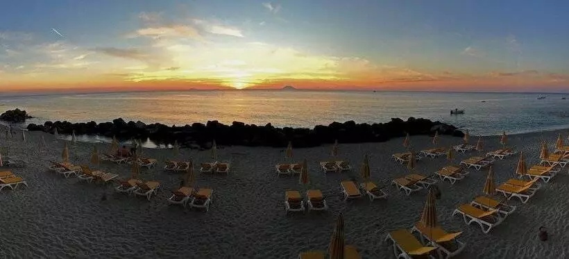 Hotelli Resort Rocca Di Vadaro