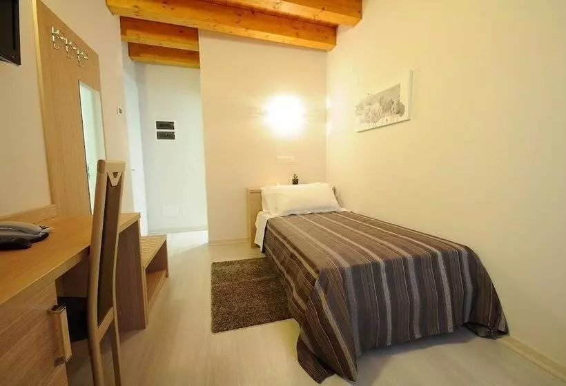 Hotelli Albergo Leon Bianco Gonars