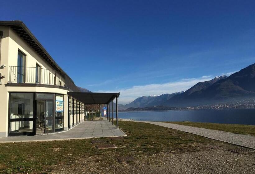 בית מלון כפרי Lake Como Beach Hostel