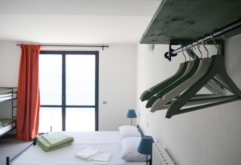 בית מלון כפרי Lake Como Beach Hostel