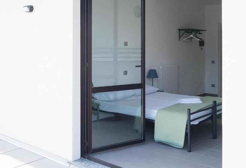 בית מלון כפרי Lake Como Beach Hostel