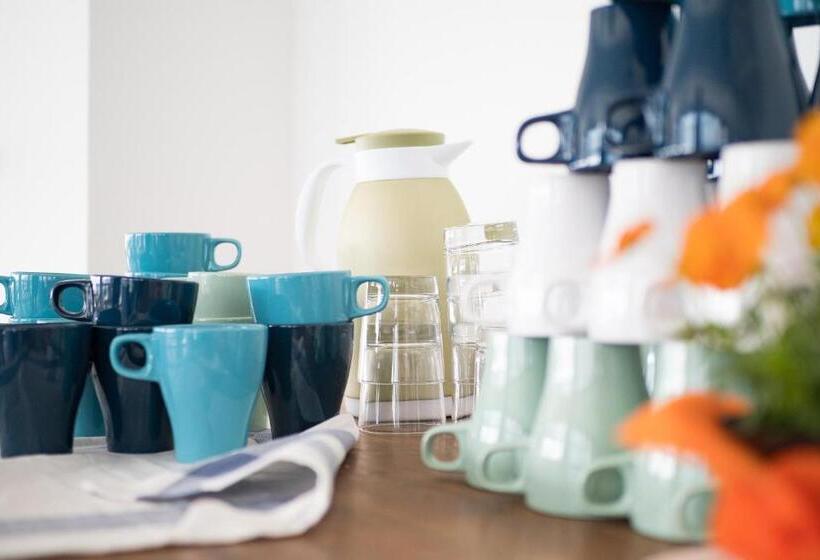 בית מלון כפרי Lake Como Beach Hostel