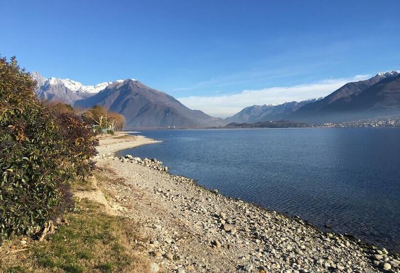 בית מלון כפרי Lake Como Beach Hostel