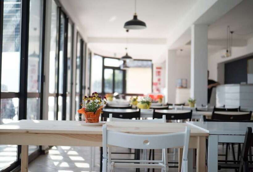 בית מלון כפרי Lake Como Beach Hostel