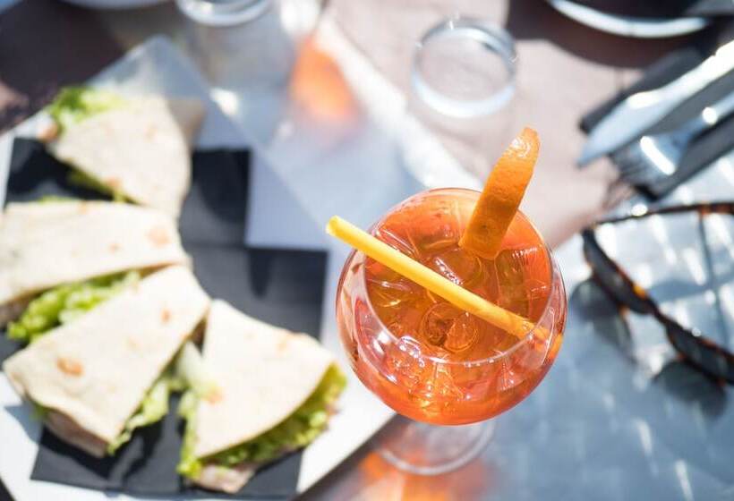 בית מלון כפרי Lake Como Beach Hostel