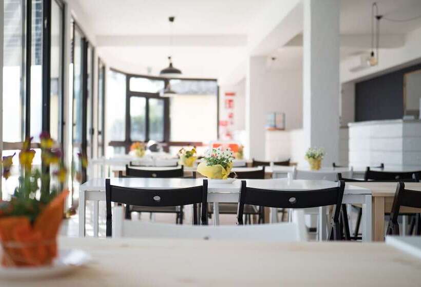 בית מלון כפרי Lake Como Beach Hostel