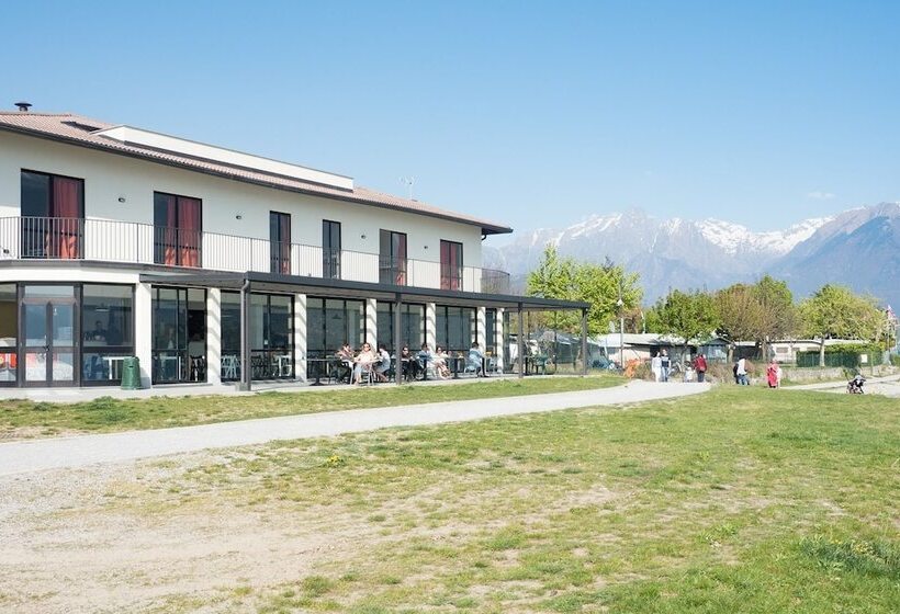 בית מלון כפרי Lake Como Beach Hostel