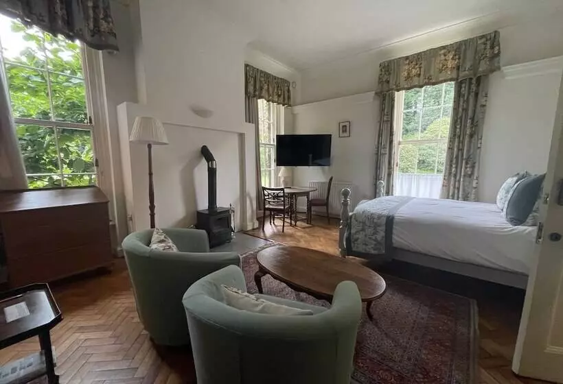 هتل Warwick Hall