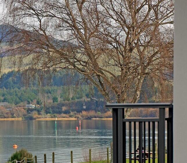 Acacia Lake View Motel